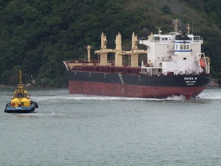 Navio perde leme e fica atravessado no canal do Porto de Santos