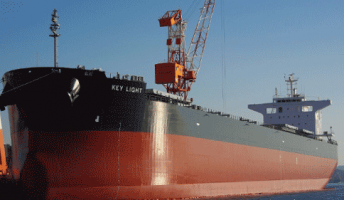 Práticos atracam com êxito navio graneleiro no Porto Açu